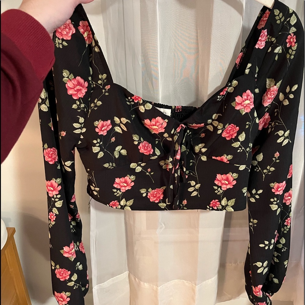 Pacsun’s LA Hearts Long Sleeve Front Tie Crop Top, Black with Pink Flowers🌸
